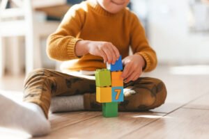 Jak rozwijają się dzieci podczas zabawy klockami?